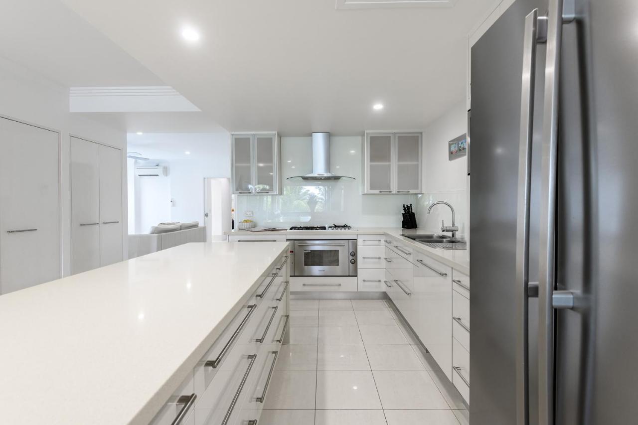 Island Views Beachfront Apartments Palm Cove Extérieur photo