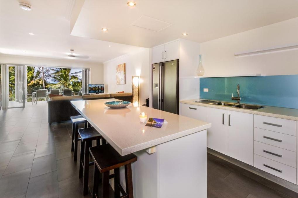 Island Views Beachfront Apartments Palm Cove Extérieur photo