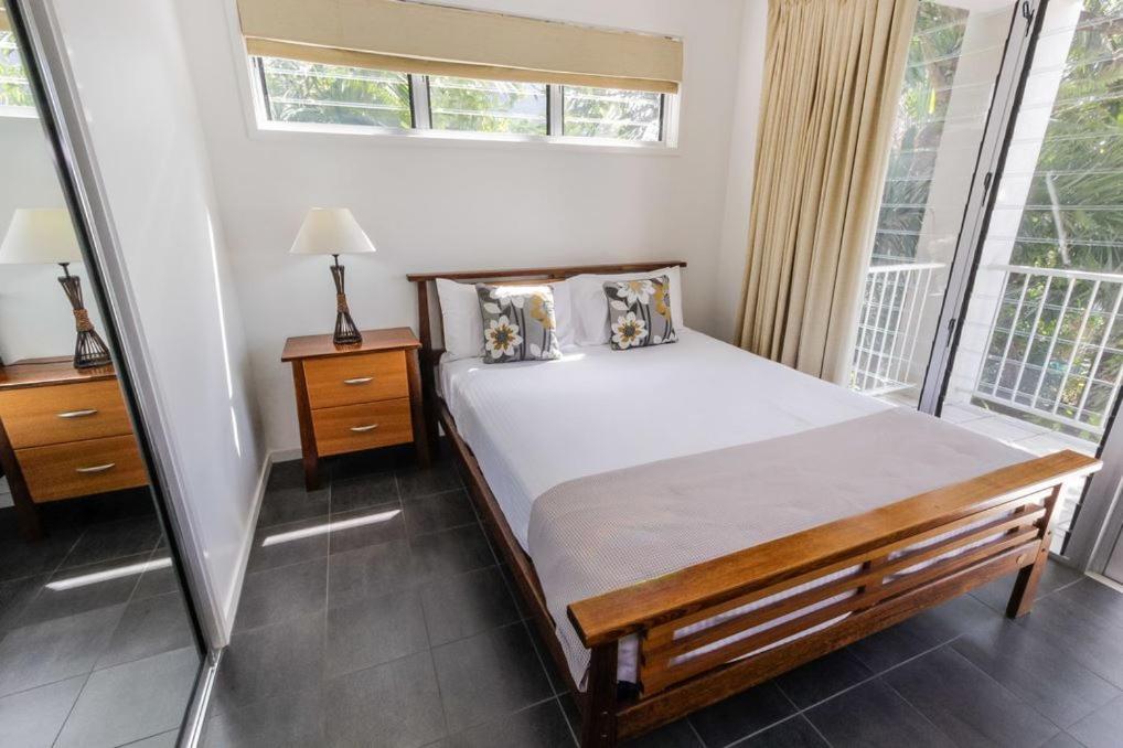 Island Views Beachfront Apartments Palm Cove Extérieur photo
