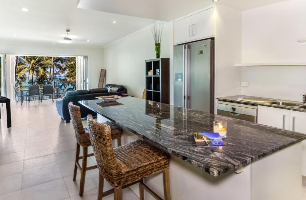 Island Views Beachfront Apartments Palm Cove Extérieur photo