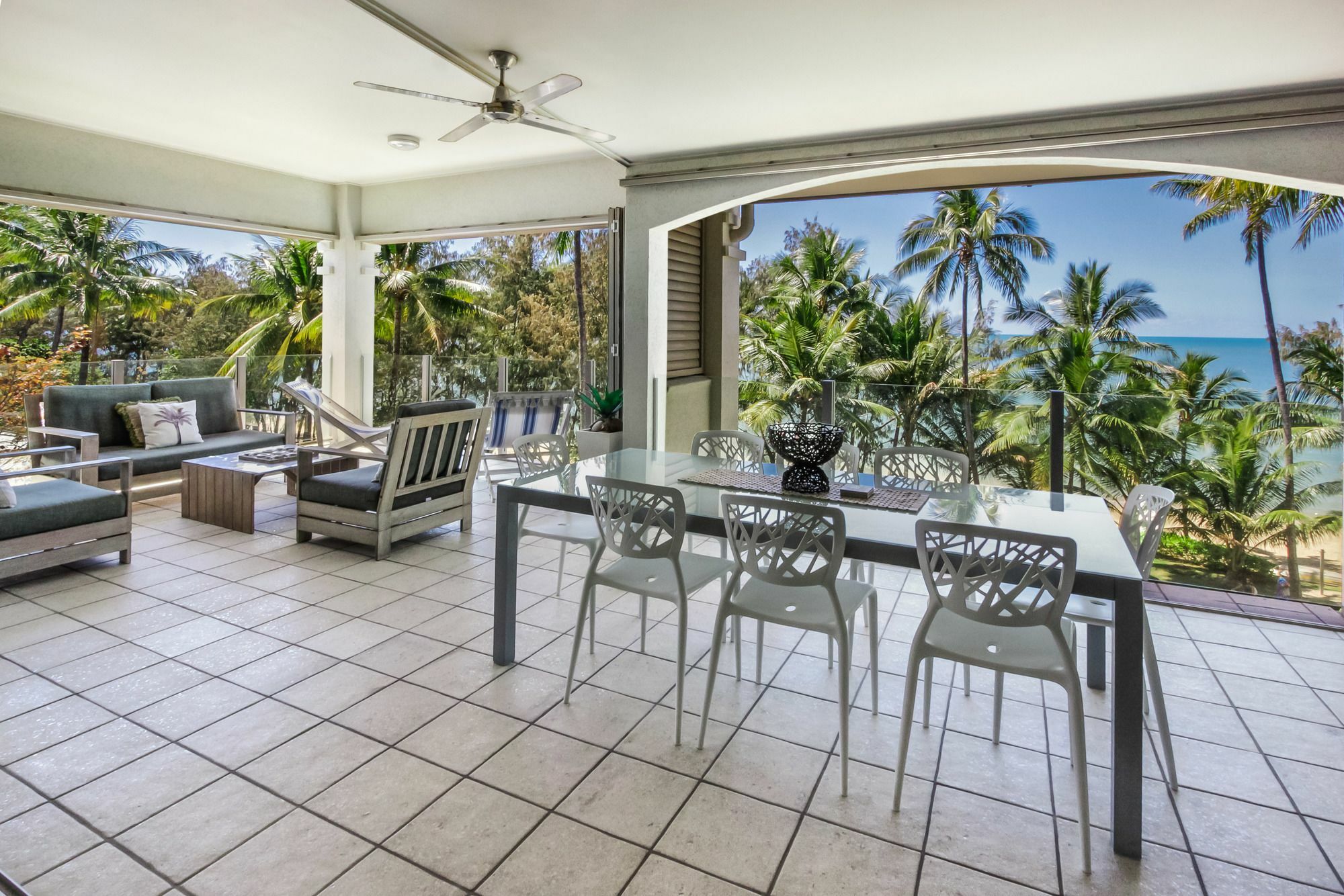 Island Views Beachfront Apartments Palm Cove Extérieur photo