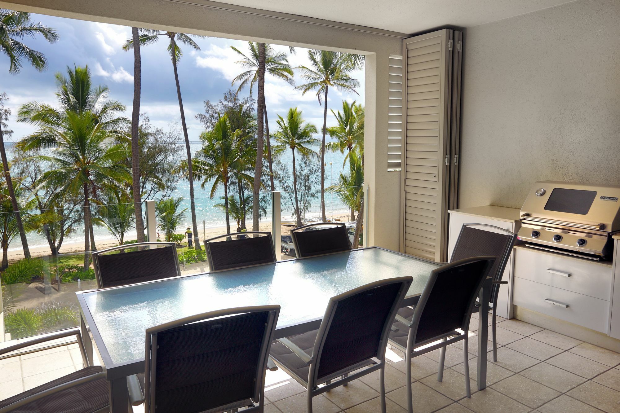 Island Views Beachfront Apartments Palm Cove Extérieur photo