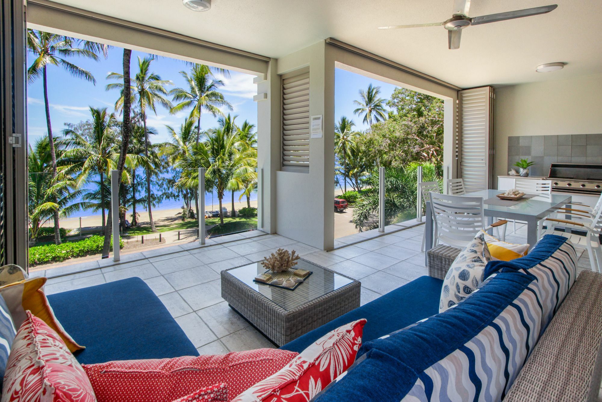 Island Views Beachfront Apartments Palm Cove Extérieur photo