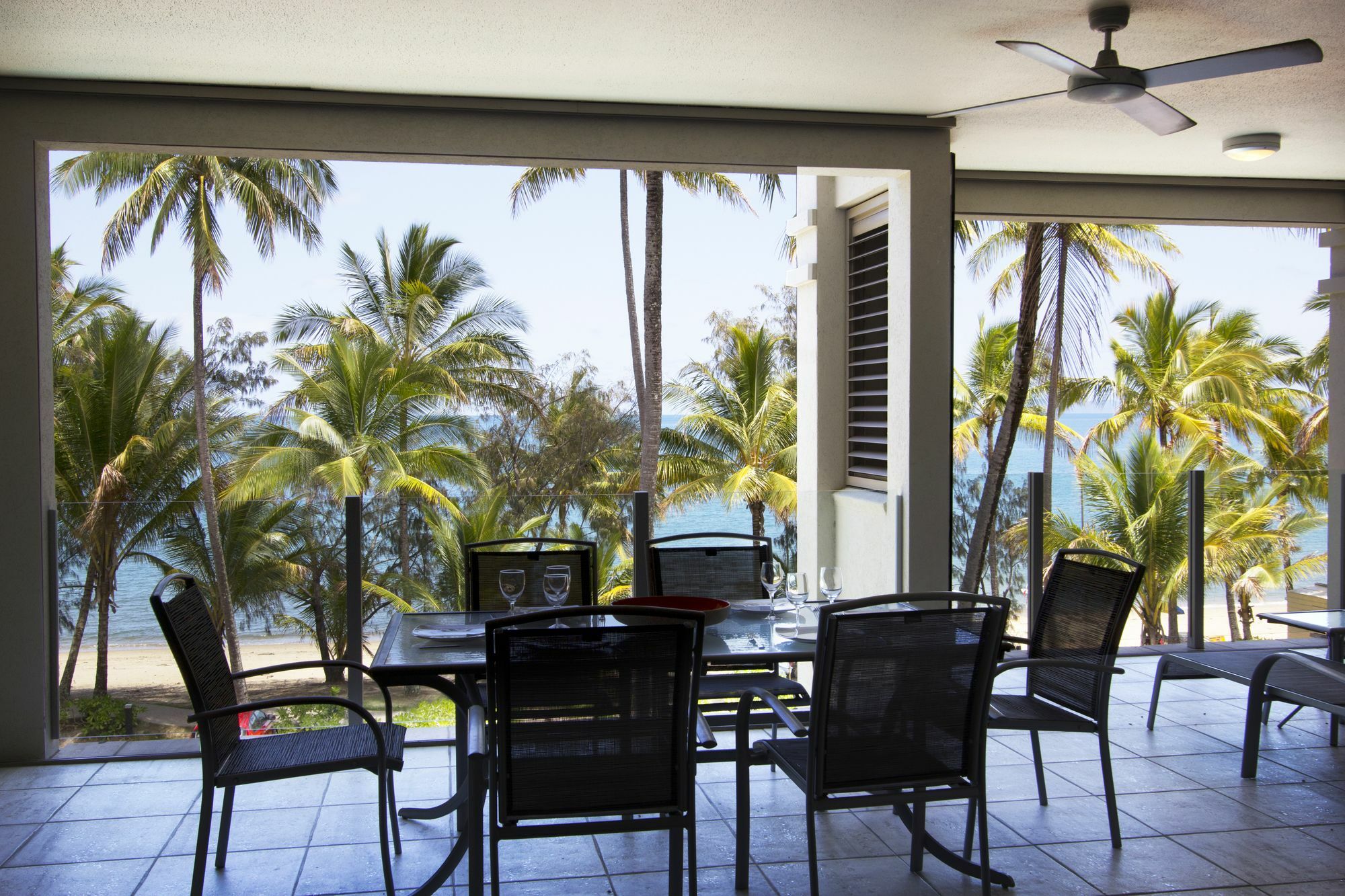 Island Views Beachfront Apartments Palm Cove Extérieur photo