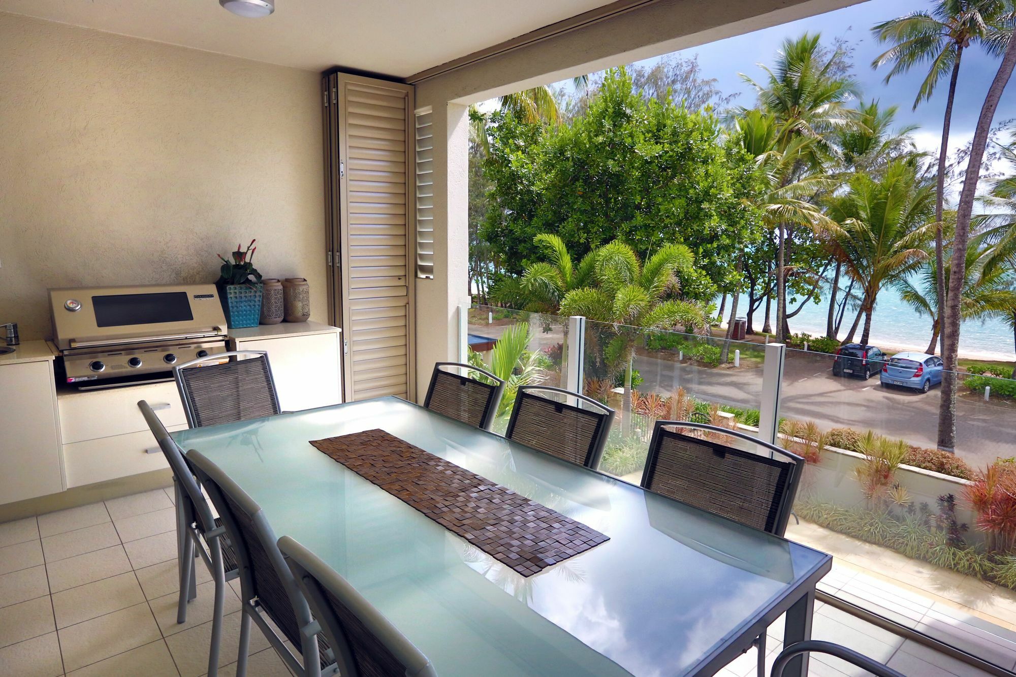Island Views Beachfront Apartments Palm Cove Extérieur photo