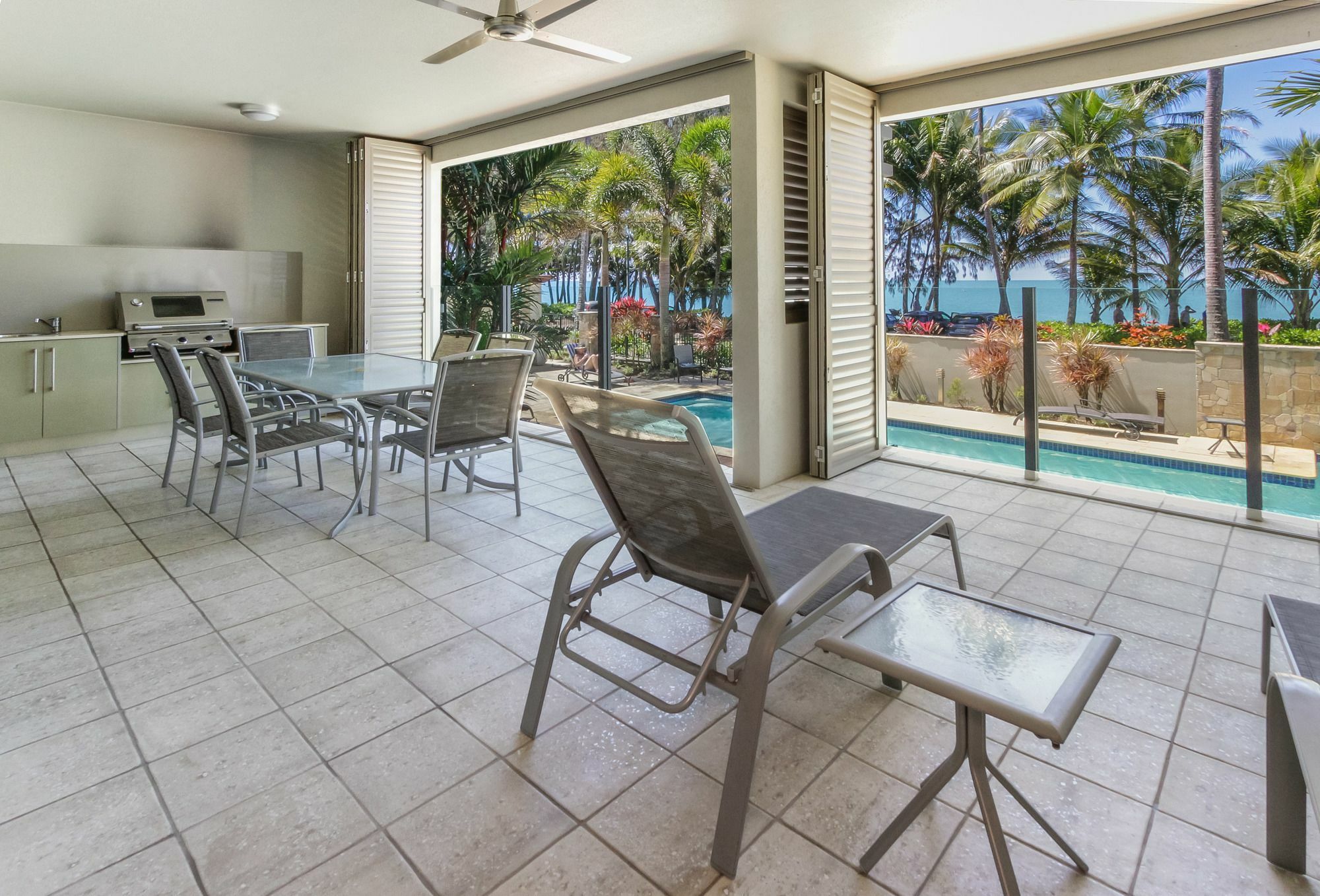 Island Views Beachfront Apartments Palm Cove Extérieur photo
